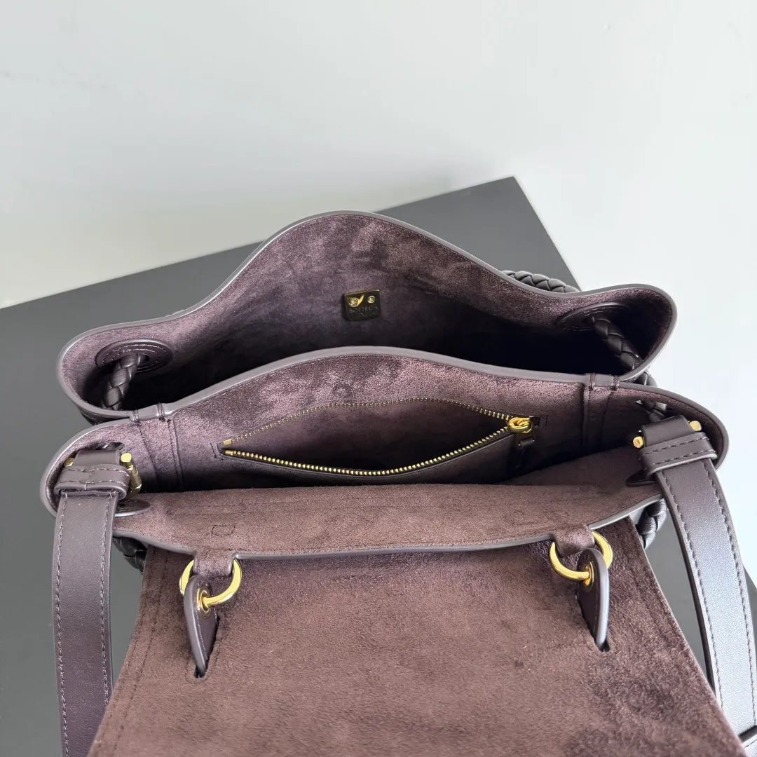 Batch 2060 BottegaVeneta Latest Ciao Ciao Bag Silky cowhide two-way flap handbag with signature twist detail, hidden hook closure, flap can be fastened to the front or attached to the INTRECCIATO woven internal pocket, comes with an adjustable and removable crossbody strap, internal compartment, and also features a zippered pocket. The surprise flap has various shapes. Style 1 - Cover the bag surface, exposing the knot and knot decoration. Style 2 - Place the flap inside the bag. A buckle is also designed. Style 3 - The U-shaped position of the top handle in the hand bag. Style No.: 835835 Size: 26*19*10.5cm